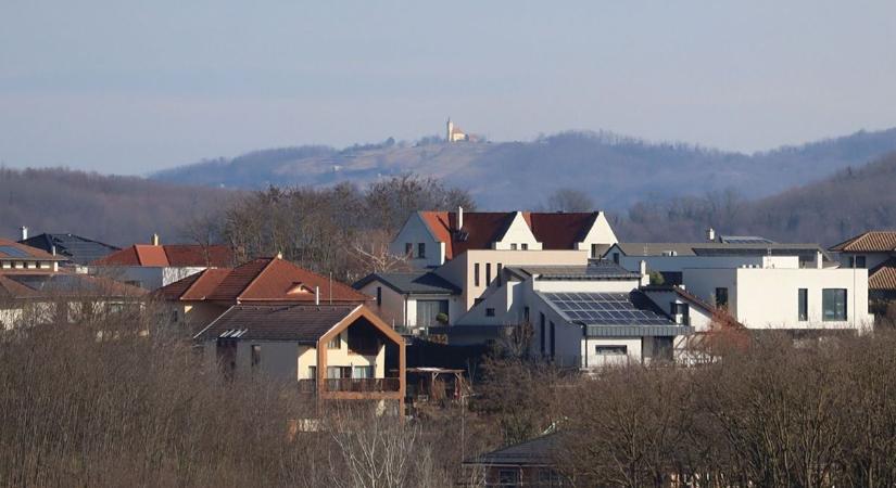 Végre kisütött a nap – Így ezt a mintegy 270 éve épített kápolnát is lehetett látni a zalai városból