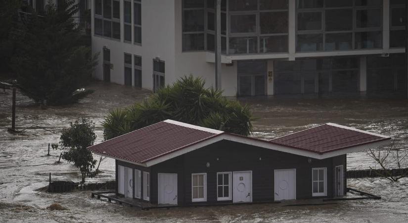 Pusztító viharok, tízméteres hullámok és özönvíz kényszeríti térdre Portugáliát és Spanyolországot