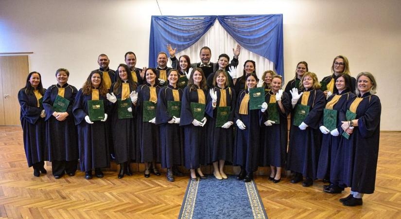 Ünnepi pillanatok a Károly Róbert Campuson – közel 60 hallgató örülhetett