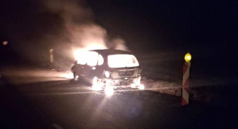 Fotókon, ahogy teljes terjedelmében lángol egy autó Kemenesszentmárton közelében