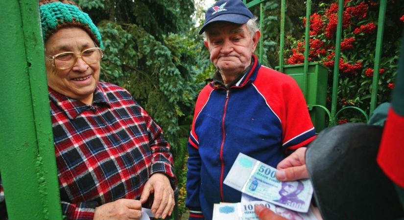 Pénzeső hullik a nyugdíjasokra - már pénteken kezdődött a kézbesítés