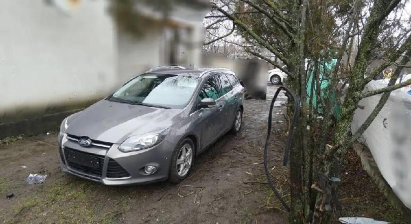 Hihetetlen magyarázatot adott tettére a férfi, aki a gyerekkel együtt lopta el az autót