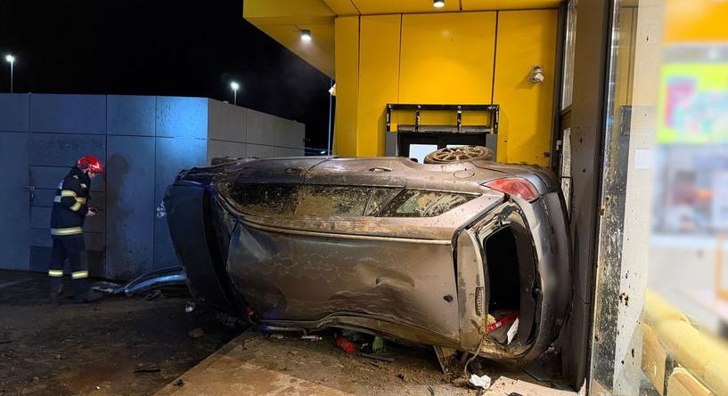 Bevásárlóközpont gyorsétkezdéjének hajtva törte össze autóját egy férfi