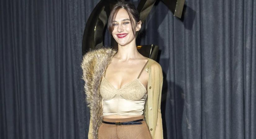 A bombázó influenszer nagyon szereti mutogatni a melleit – dögös képek