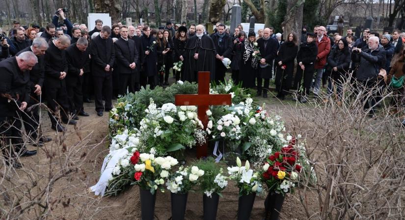 Örök nyugalomra helyezték Tarr Bélát, több százan vettek tőle búcsút – fotók