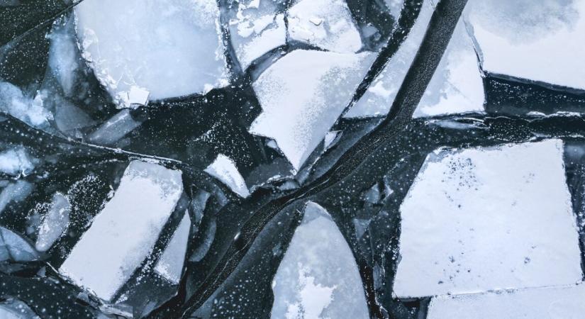 Szelfizni akart az éjszakában, majd beszakadt alatta a jég – kritikus az állapota