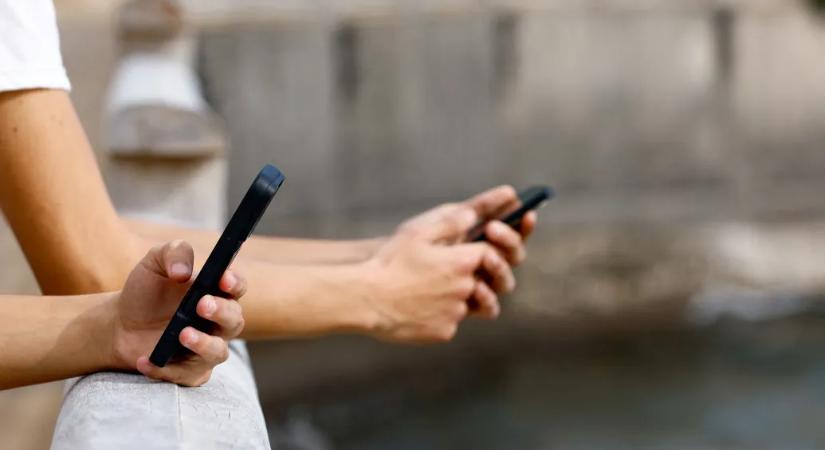 Friedrich Merz pártja fontolgatja a közösségi média tiltását a 16 alattiaknak