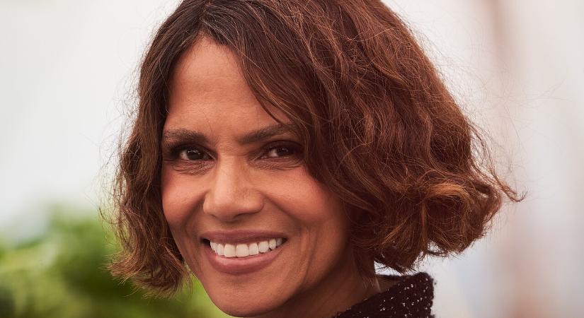 Ismét eljegyezték Hollywood szívdöglesztő anyukáját