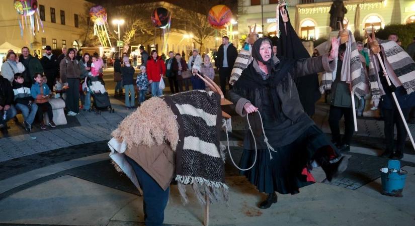 Téllidércek lepték el pénteken este a kaposvári Kossuth teret