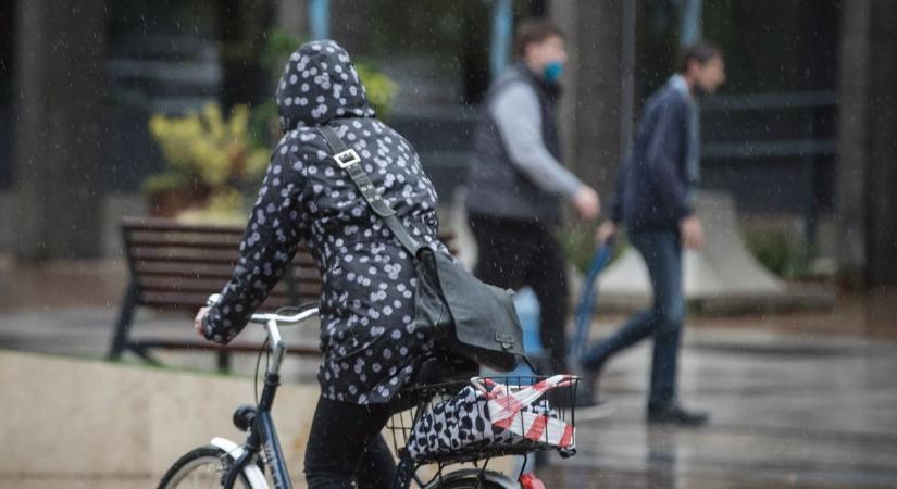 Ha kinti programot tervezünk hétvégére, jobb, ha lesz nálunk esőkabát!