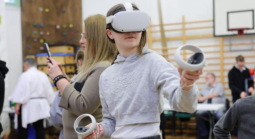 A HUNOR program főmérnöke vizslatta a versenyző robotokat az egri iskolában