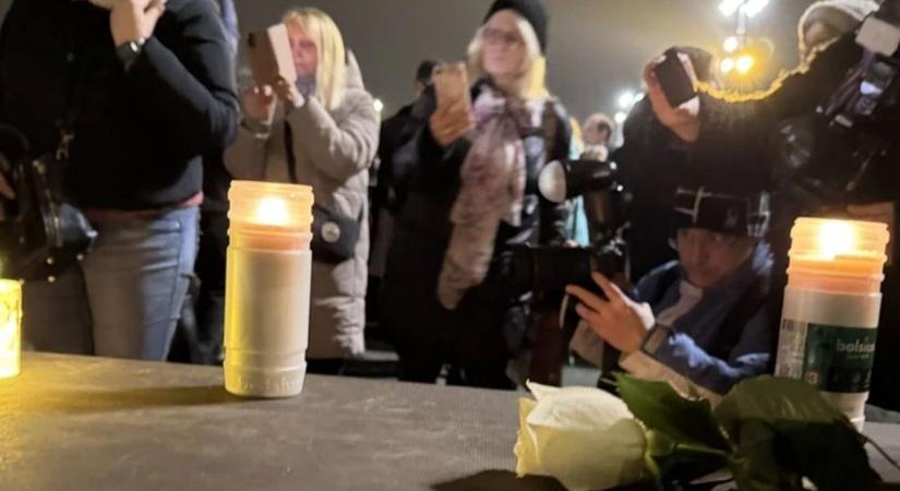 Gyertyagyújtás Fenyő Miklós emlékére – Rengetegen vannak a Hősök terén
