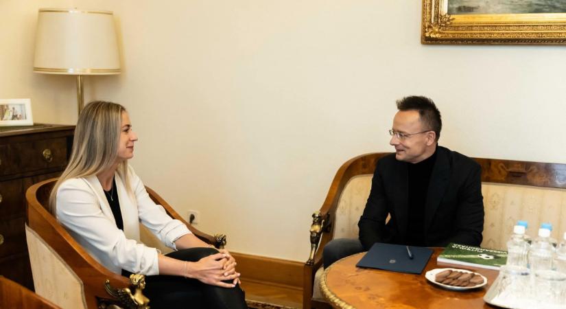 Bondár Anna bevállalt pár közös fotót Szijjártó Péterrel, hogy a külügyminiszter ukránozhasson