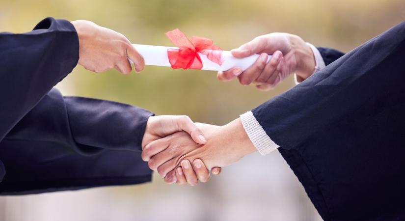 Nagy váltás az iskolákban: digitalizálják a bizonyítványokat