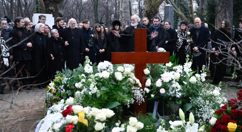 Több százan kísérték utolsó útjára Tarr Bélát Budapesten