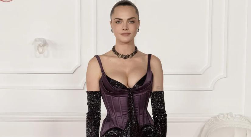 Cara Delevingne, a kék szemű szépség arcunkba tolja csodás melleit – képek