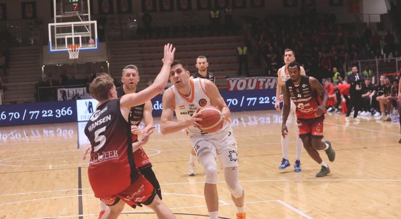 Elcsúszott az olajon az NKA, szétdobta a pestieket a Panthers