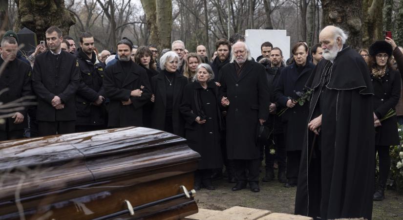 A teljes sötétség után – eltemették Tarr Bélát