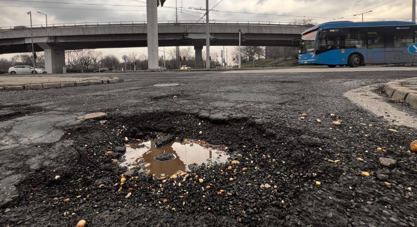 Kátyúkáosz Budapesten: szörnyű úthibákról számoltak be a magyar sztárok