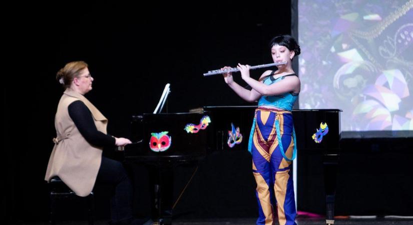 Fantáziadús jelmezekben léptek színpadra a zeneiskolás növendékek a farsangi hangversenyen