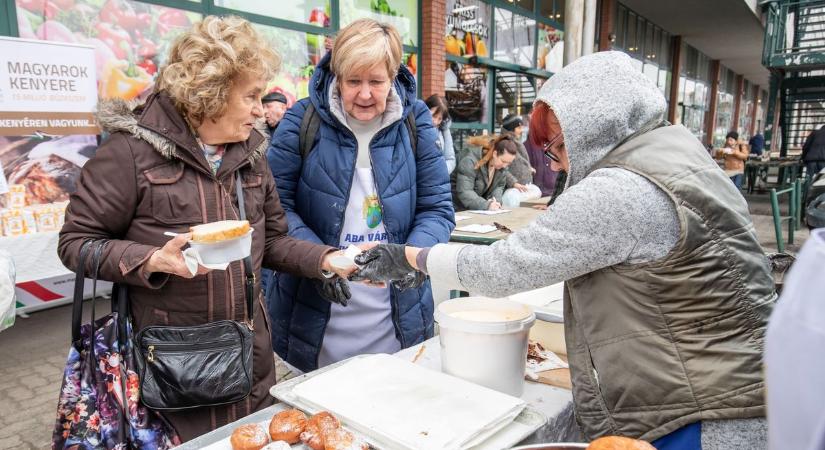 Ingyenes fánk, pörkölt és zene: farsangi mulatságot tartottak a városi piacon (galéria)