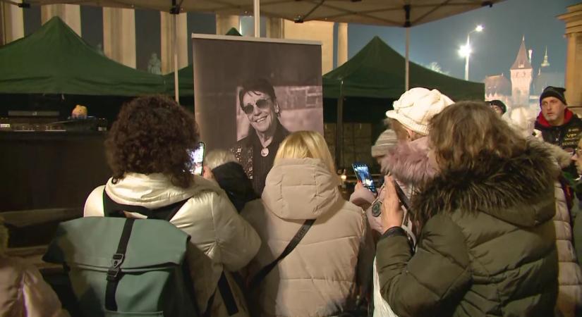 „A zene megy tovább” – rajongók és zenésztársak emlékeztek Fenyő Miklósra