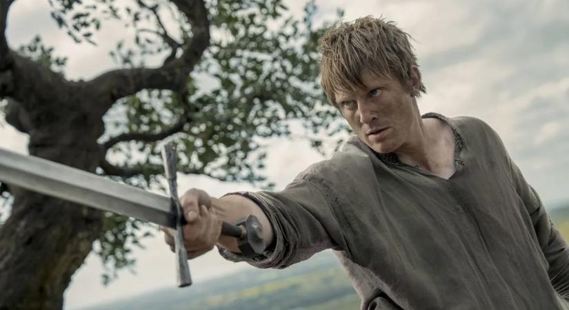 A hét királyság lovagja: meztelenkedés helyett leszakadt végtagokkal és brutális vérfürdővel tarol az új Trónok harca sorozat