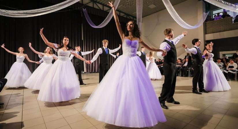 Tánc és boldogság: megható fotókon a győri Pálffy iskola szalagavatója