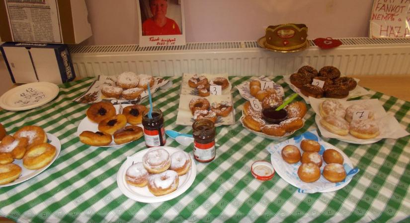 Farsangi fánksütő verseny Székesfehérváron