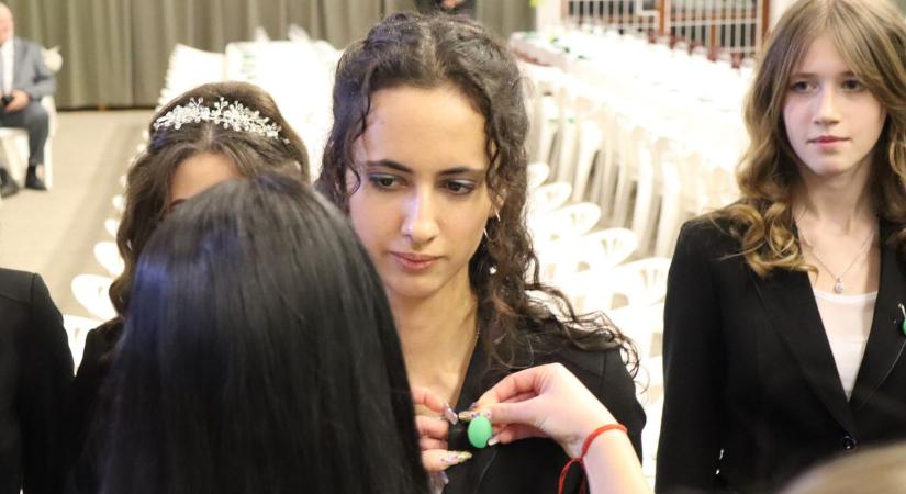 A gimnáziumi évek minden emlékét őrzi ez a gomb, ezt az estét senki nem felejti el Makón (galéria)