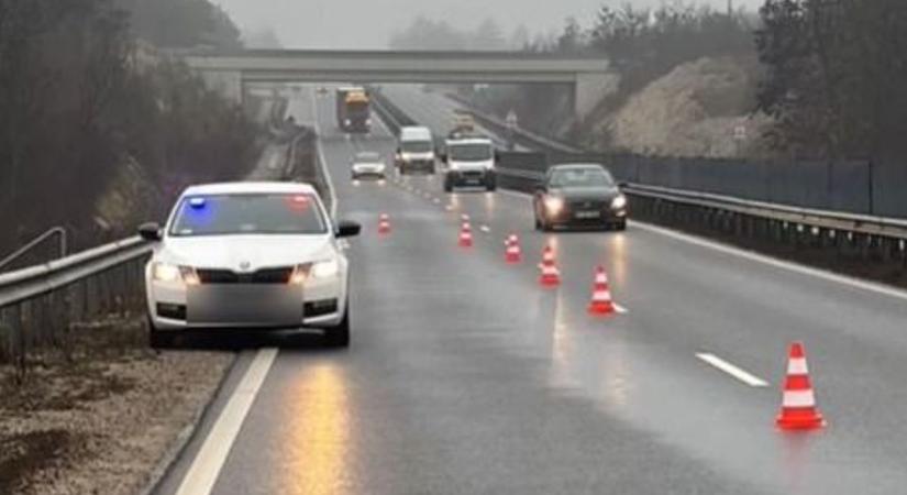 Megálltak segíteni a főúton: rendőrök intézkedtek egy műszaki hibás autó miatt (videó)