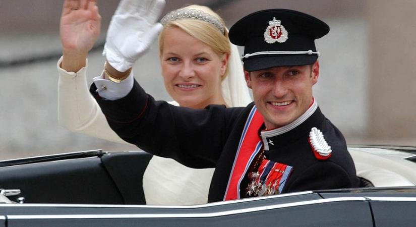 Hullanak a szekrényből a csontvázak – Mette-Marit norvég hercegné „mélységesen sajnálja” az Epsteinnel való barátságát