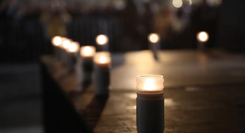 Óriási tömeg, tengernyi mécses, így emlékeztek meg Fenyő Miklósról - Galéria