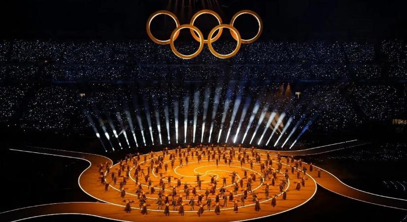 Fergeteges showműsor és világsztárok a téli olimpia történelmi megnyitóján