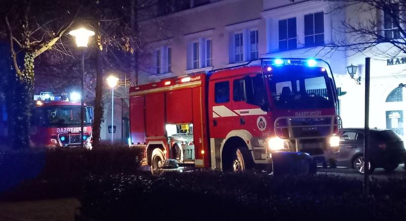 Tűz ütött ki Sopronban a Várkerület egyik társasházában - Mentő is a helyszínen - fotók