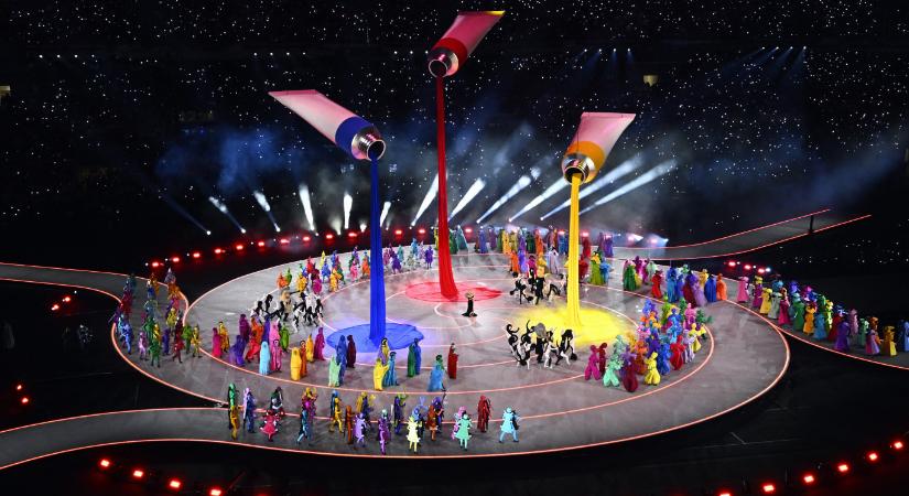 Óriási festékes tubusok, kávéfőzőknek öltözött táncosok és rengeteg szín - hivatalosan is megnyílt a téli olimpia