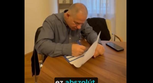 Kósa Lajos megmutatta a Fidesz-híveknek, hogyan kell megtalálni a rubrikákat a nemzeti petíción