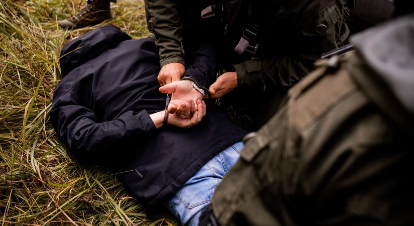 Drogot és fegyvert is találtak - Iváni razzia után továbbra is letartóztatásban a férfi