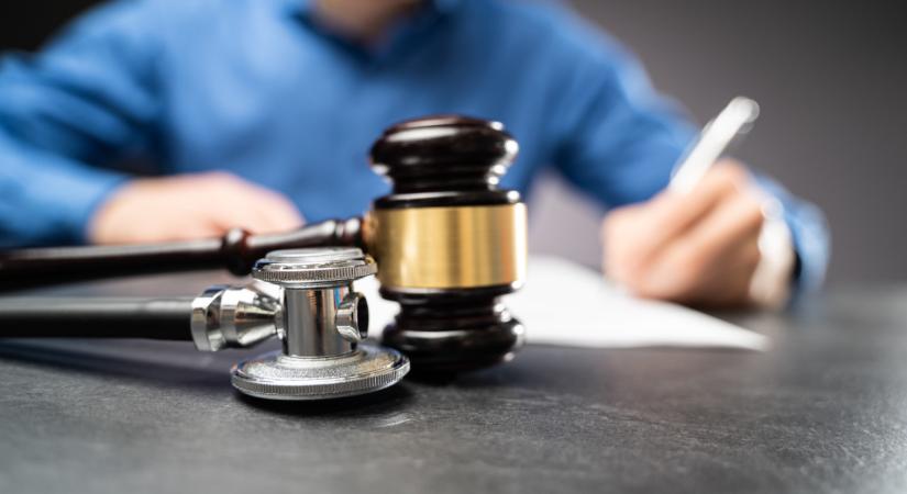 Így dőlnek el valójában az orvosi műhibaperek Magyarországon: milliókat is bukhatnak a tragédiák áldozatai