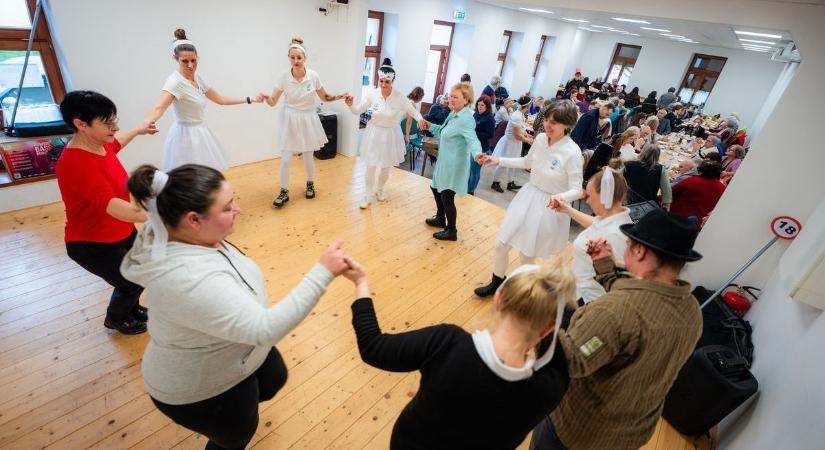 Sztriptíz és fánkok: Tarolt a gondozási központ műsora