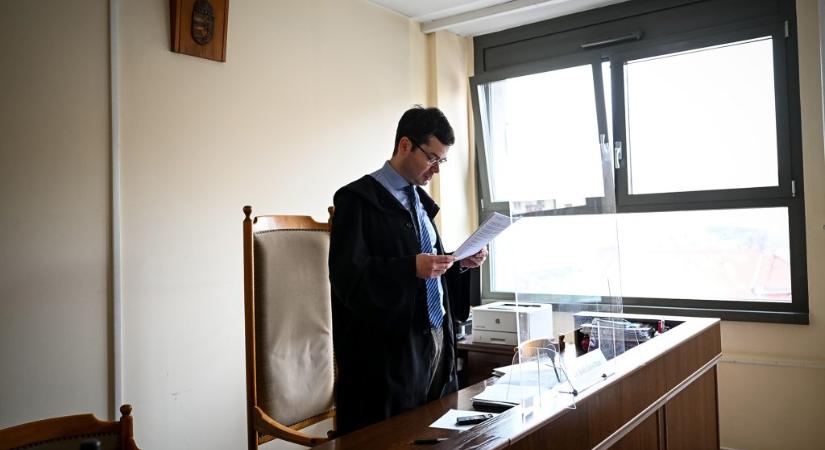 48 millió forint jár vissza egy devizahiteles családnak, a bíróság ítéletét az apa már nem érhette meg