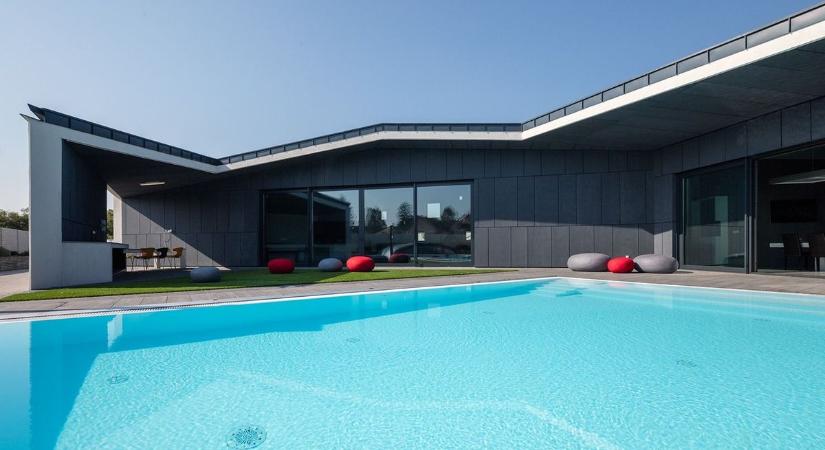 Eladó kortárs építészeti mestermű a Balatonnál, ahol a beton, a fa és az üveg luxussá nemesül