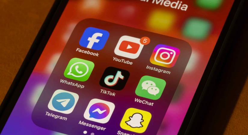 Szőnyeg szélére állította a techóriásokat egy 19 éves fiatal, súlyos vádat fogalmazott meg