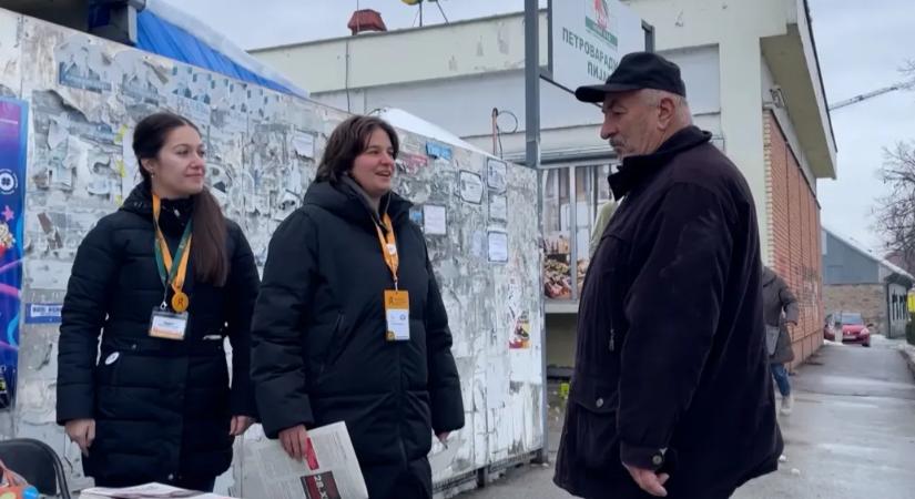 A szerb diákok országjárásba kezdtek, hogy személyesen győzzék meg az időseket