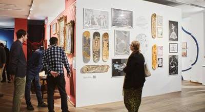 Diszkoszvető Darth Vader és a biedermeier Predator – Pop és szürrealizmus találkozása a Deák17 Galéria kiállításán