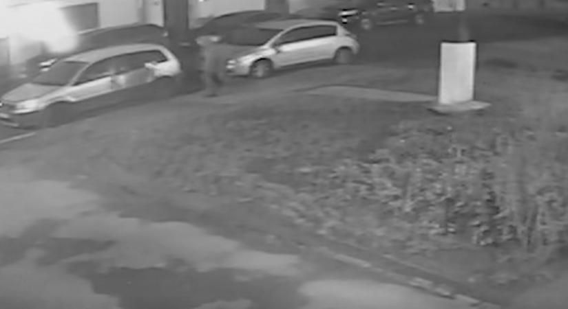 Nem kímélte az autókat, most nagy erőkkel keresik a rendőrök (VIDEÓ)