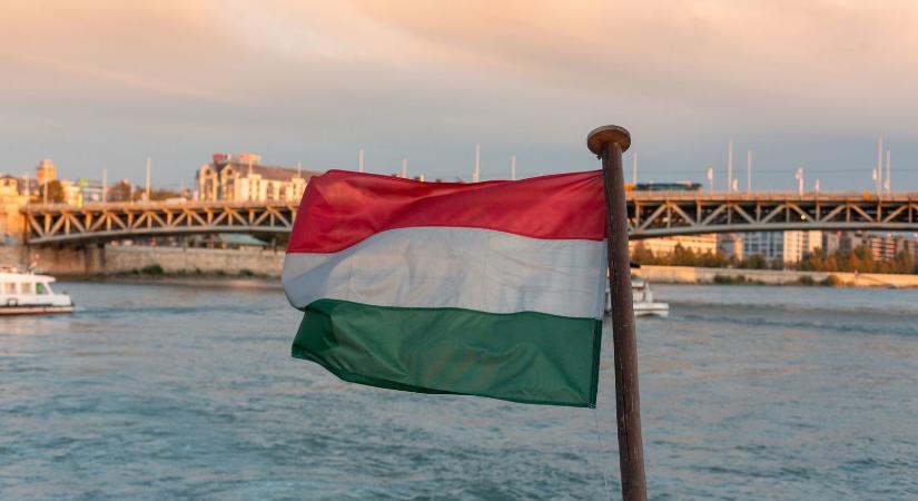 Magyar buszmegállón sokkol az internet, a külföldiek a fejüket fogják, íme a kép, amitől eláll a szavad