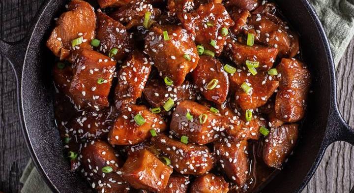 Ázsiai ragacsos csirke 20 perc alatt: egyserpenyős vacsorát mutatunk