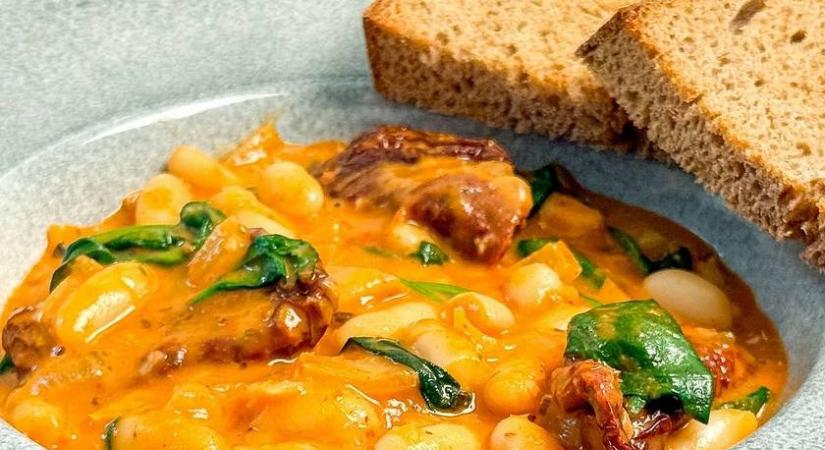 Egy serpenyő, sok íz: fűszeres, fehérbabos egytálétel hús nélkül