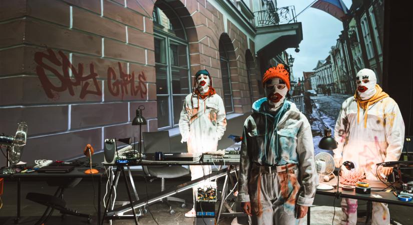 Kamu randiappal csalja lépre Putyin katonáit egy lengyel művész